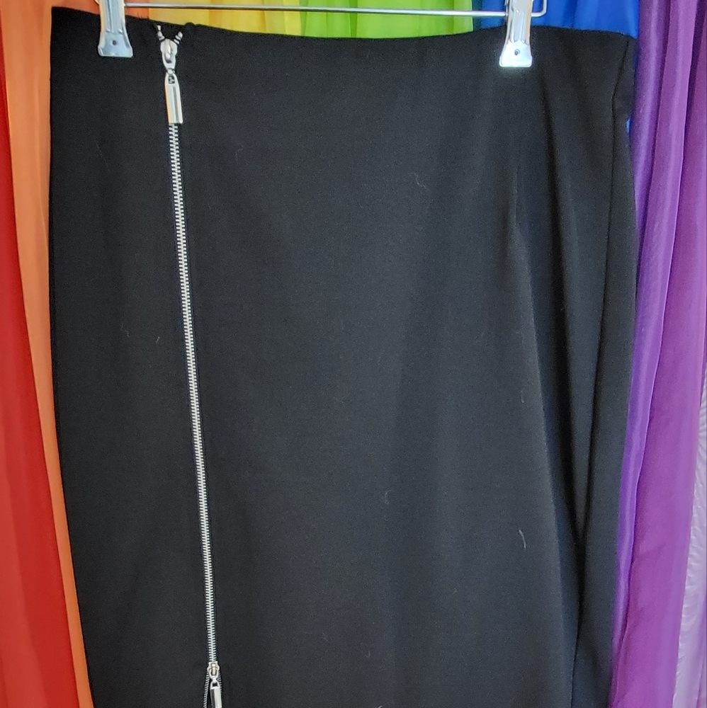 Jennifer Lopez Black Pencil Skirt with Zipper Detail